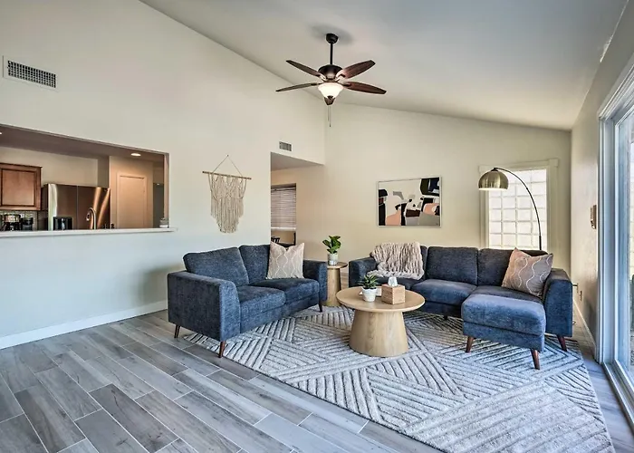 Ideal For Snowbirds! Poolside Getaway In *