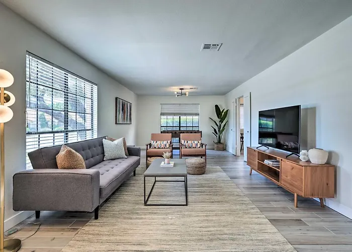 Ideal For Snowbirds! Poolside Getaway In *