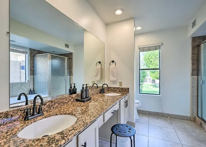 Ideal For Snowbirds! Poolside Getaway In *