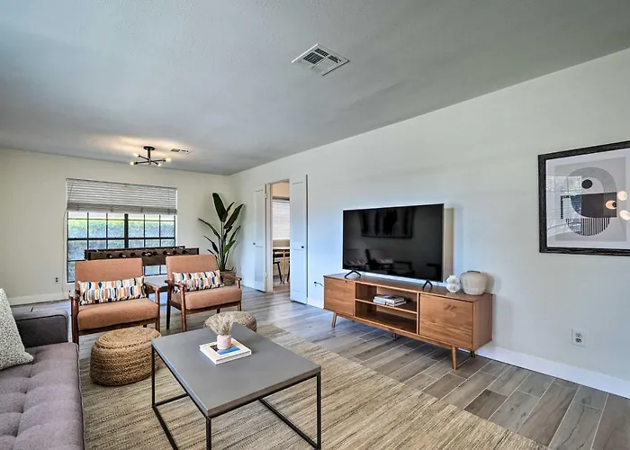 Ideal For Snowbirds! Poolside Getaway In