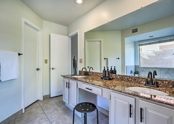Ideal For Snowbirds! Poolside Getaway In *