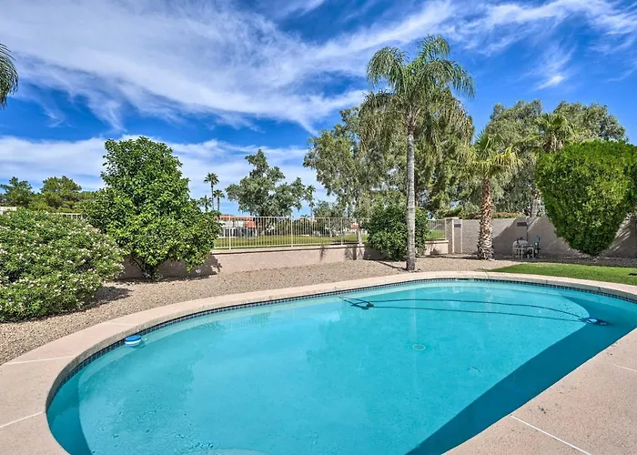 Ideal For Snowbirds! Poolside Getaway In *