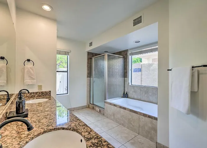 Ideal For Snowbirds! Poolside Getaway In Glendale